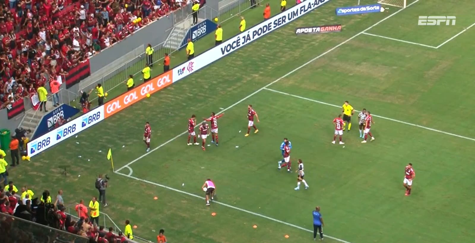 Jogadores do Flamengo pedem para a torcida parar de atirar objetos em campo no Mané Garricnha após a expulsão de Bruno Henrique contra o Santos. STJD marcou julgamento que pode punir Gerson e Bruno Henrique e deixar Flamengo sem Maracanã na reta final do 