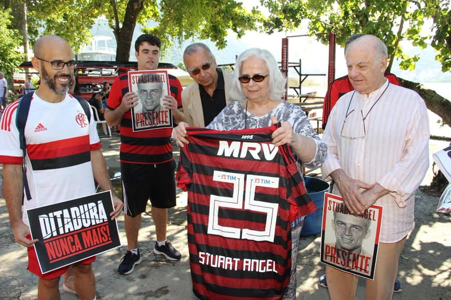 Ao lado de integrantes do Flamengo da Gente, Stuart Angel segura camisa do Flamengo com o número 25 e o nome Stuart Angel durante homenagem em 2019