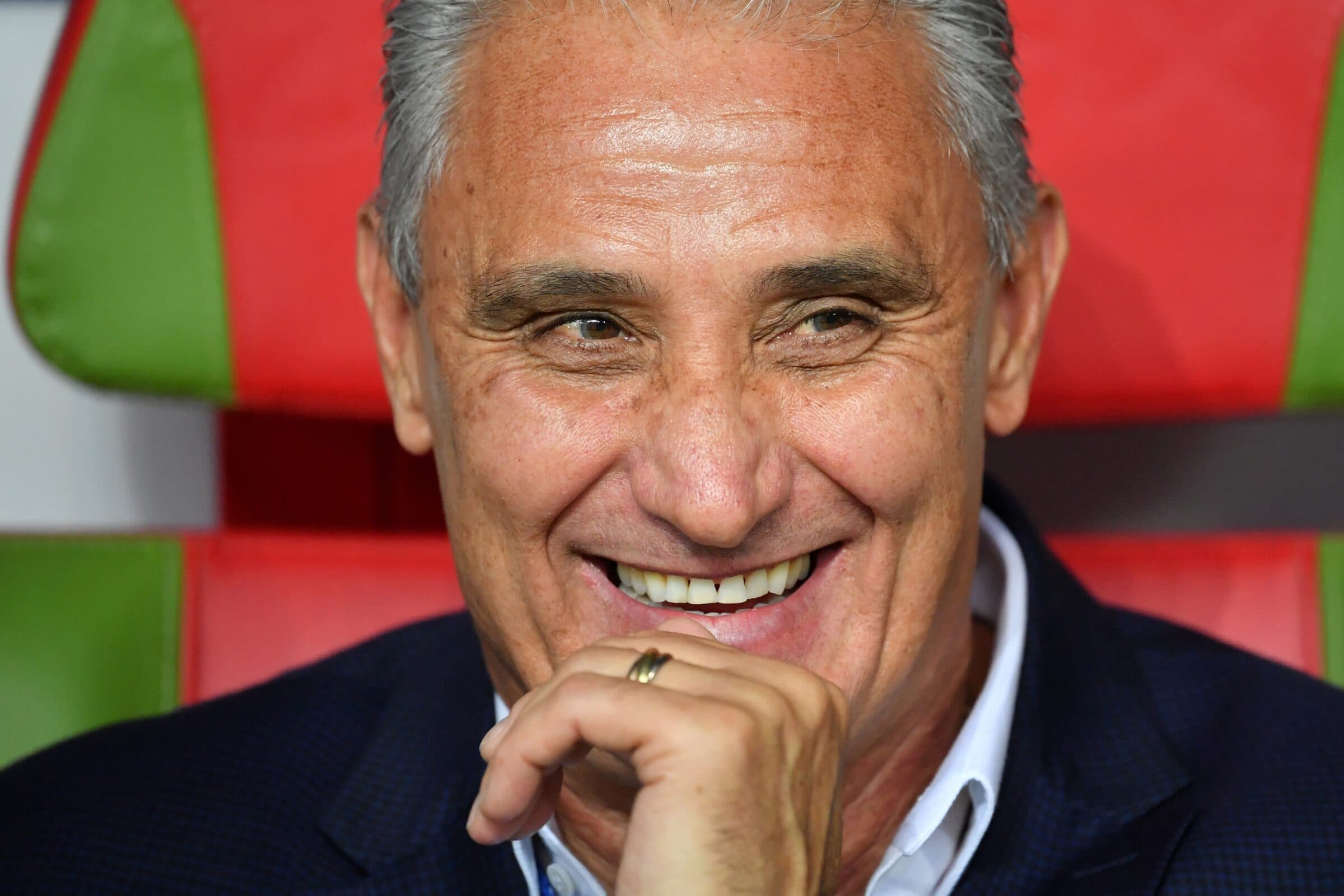 Foto de tite sorridente durante as quartas de final da Copa do Mundo de 2018, contra a Bélgica
