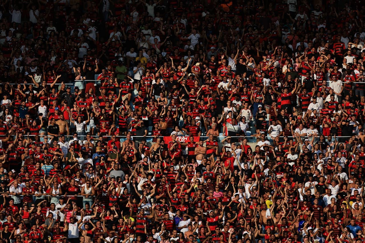Torcida do Flamengo no Maracanã; venda de ingressos para o jogo contra o América-MG