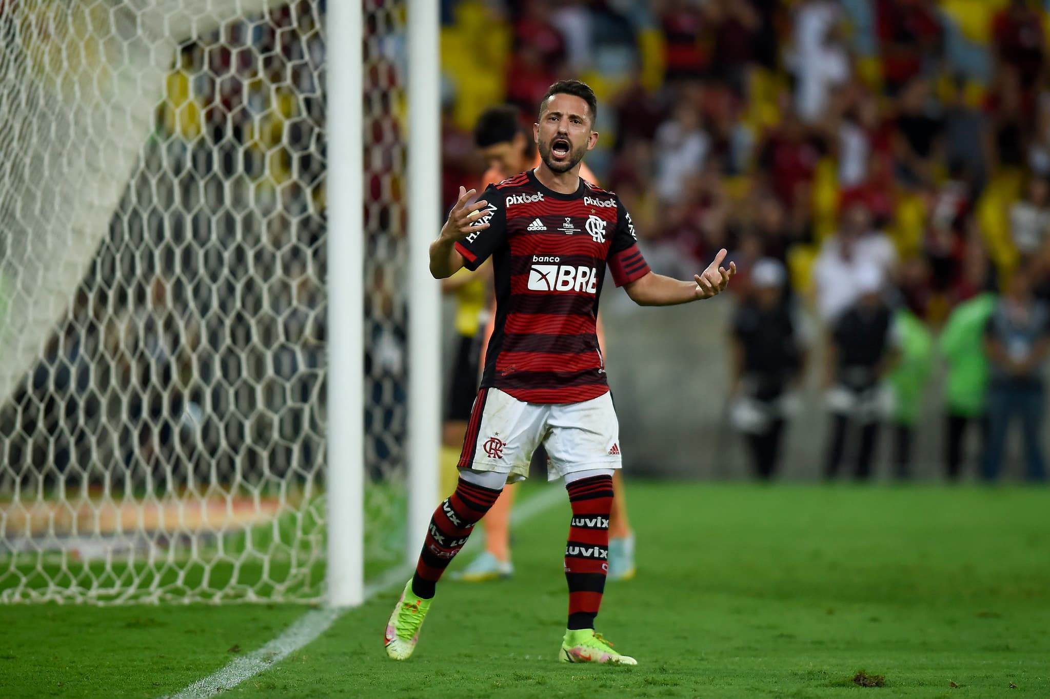 Everton Ribeiro comemora gol pelo Flamengo; meia, acertado com o Bahia, vai receber homenagem na Fla TV