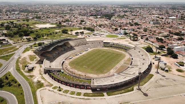 Estádio Almeidão, em João Pessoa; Arquibancadas do estádio recebem pintura vermelha e preta antes de jogo do Flamengo