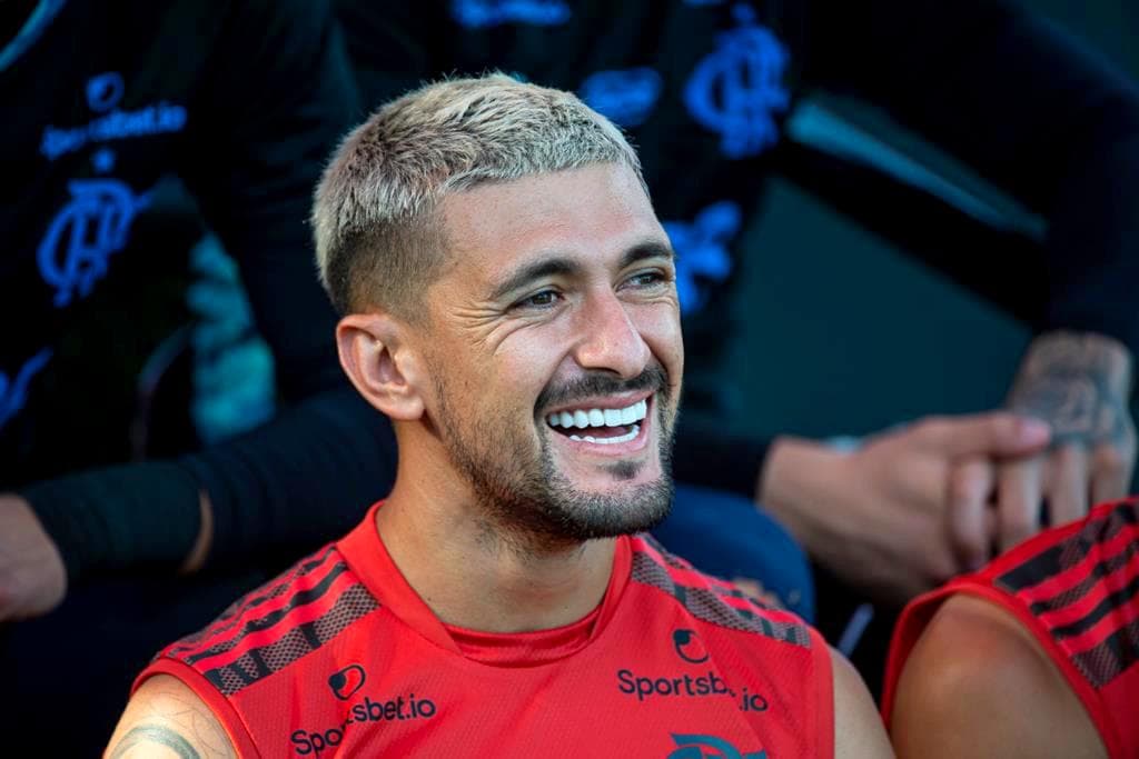 Arrascaeta rindo em treino do Flamengo