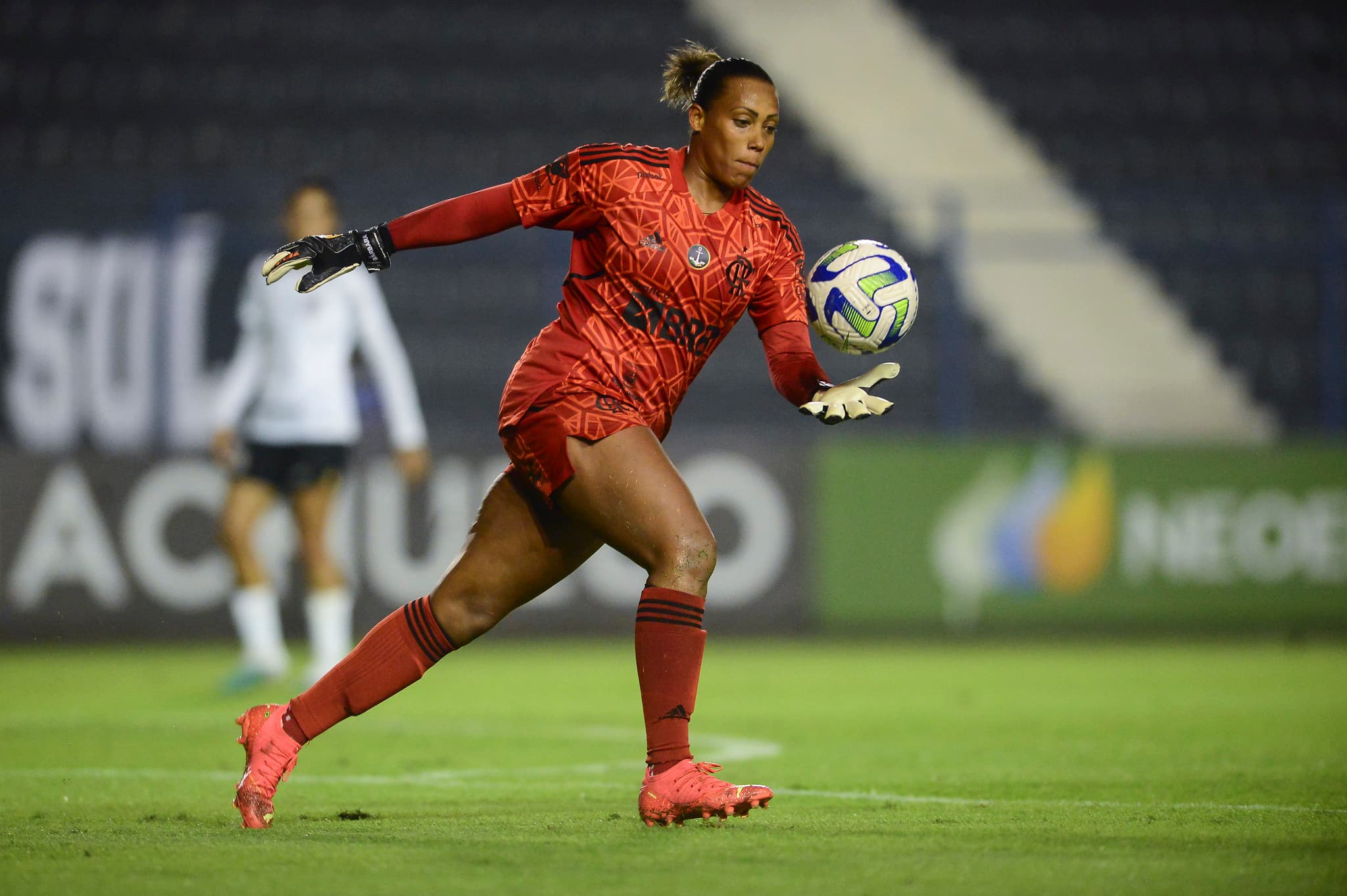 Bárbara sai do Flamengo e clube busca goleira do Internacional para repor