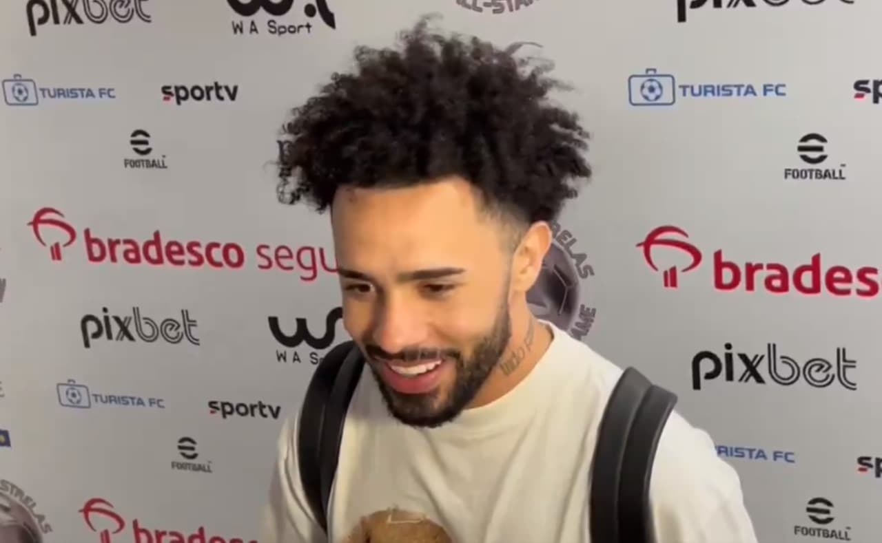 Claudinho concede entrevista na zona mista do Maracanã; Alvo do Flamengo na última temporada, o meia rasgou elogios a torcida e revelou sonho de jogar no clube