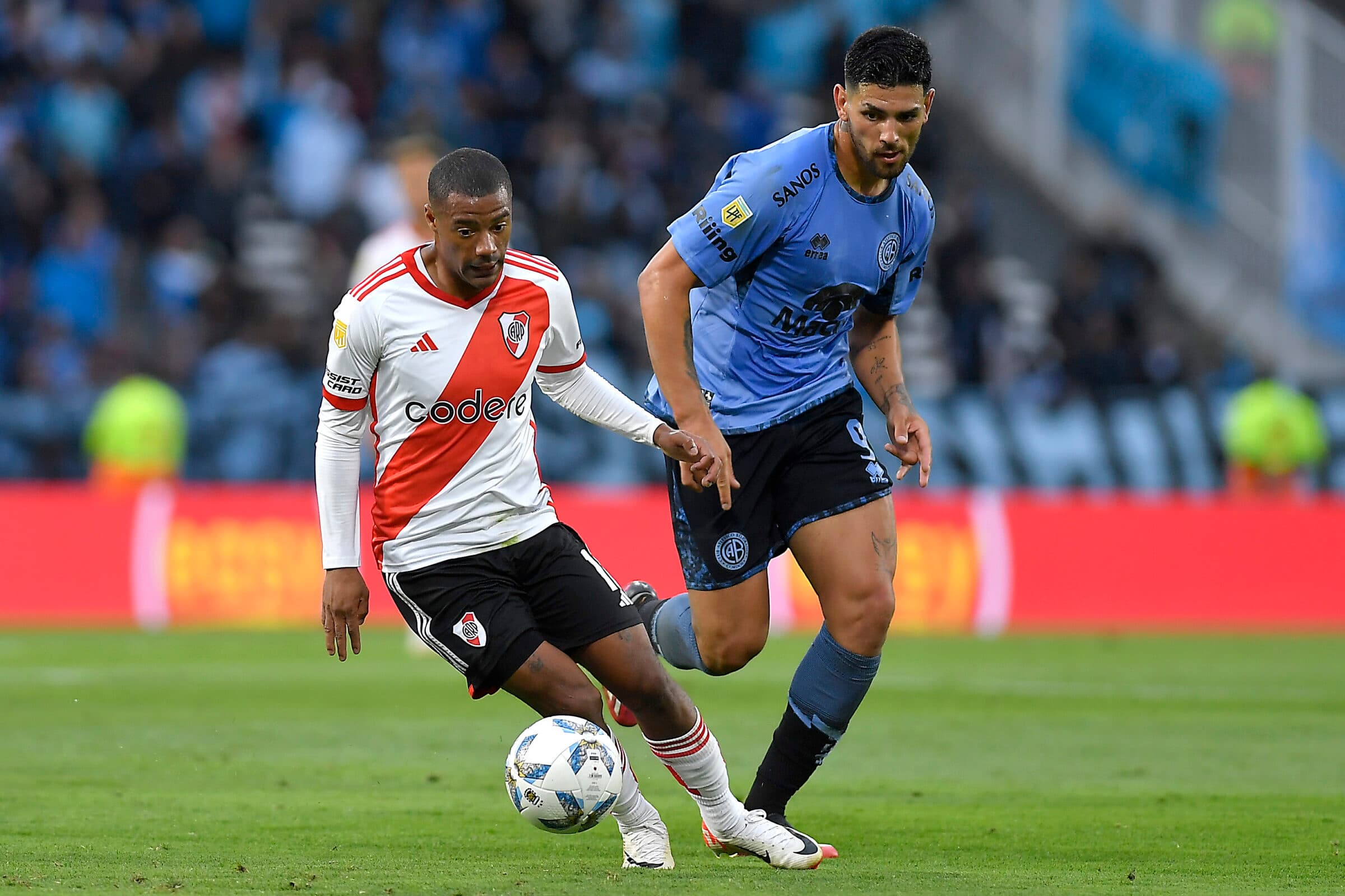 De La Cruz em campo com a camisa do River Plate; meia é o grande alvo do Flamengo para 2024