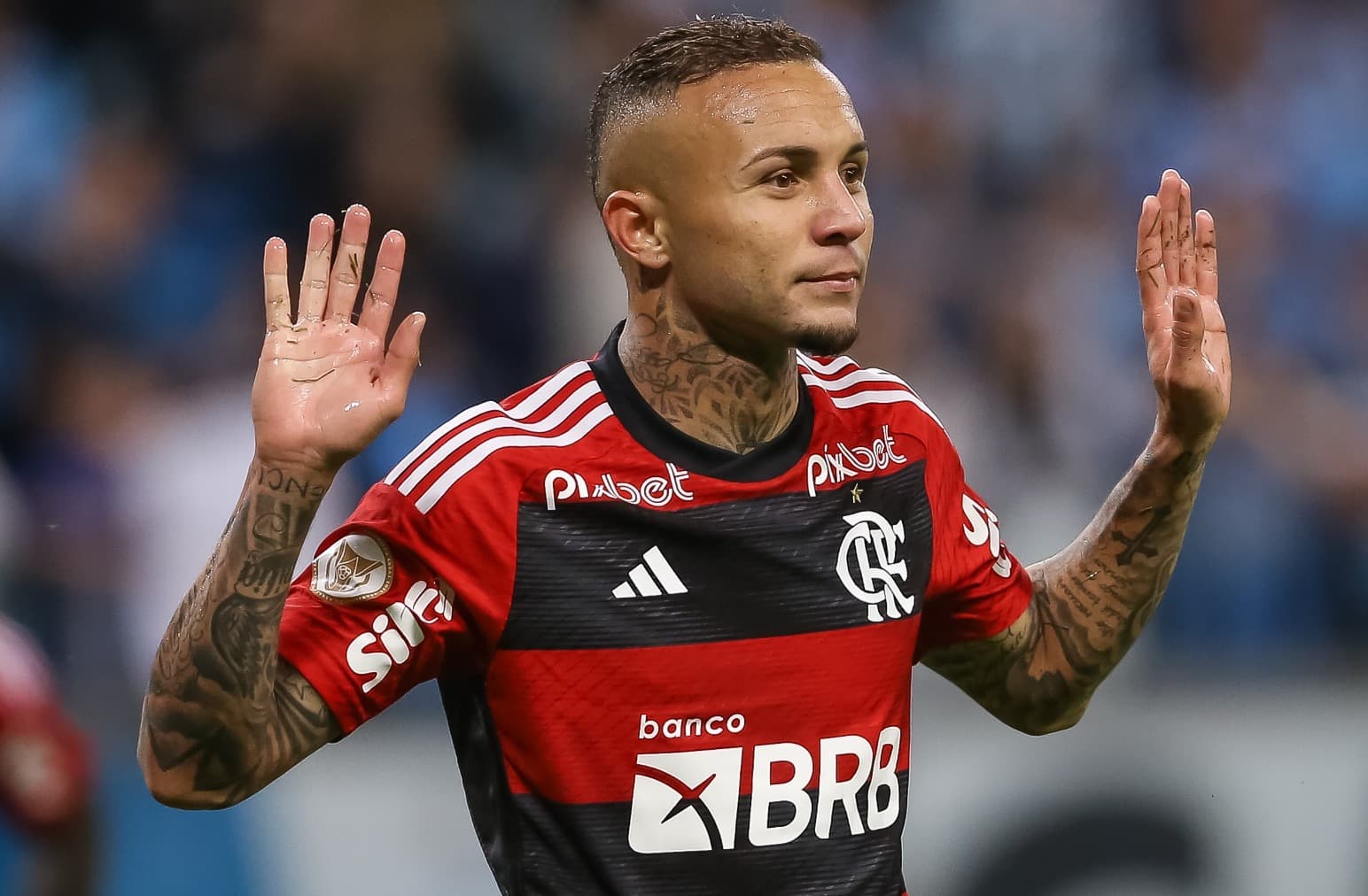 Everton Cebolinha comemora gol pelo Flamengo. Atleta não teve uma grave lesão, mas deve desfalcar o Mengão em partida contra o Palmeiras. Bruno Henrique deve ser substituto