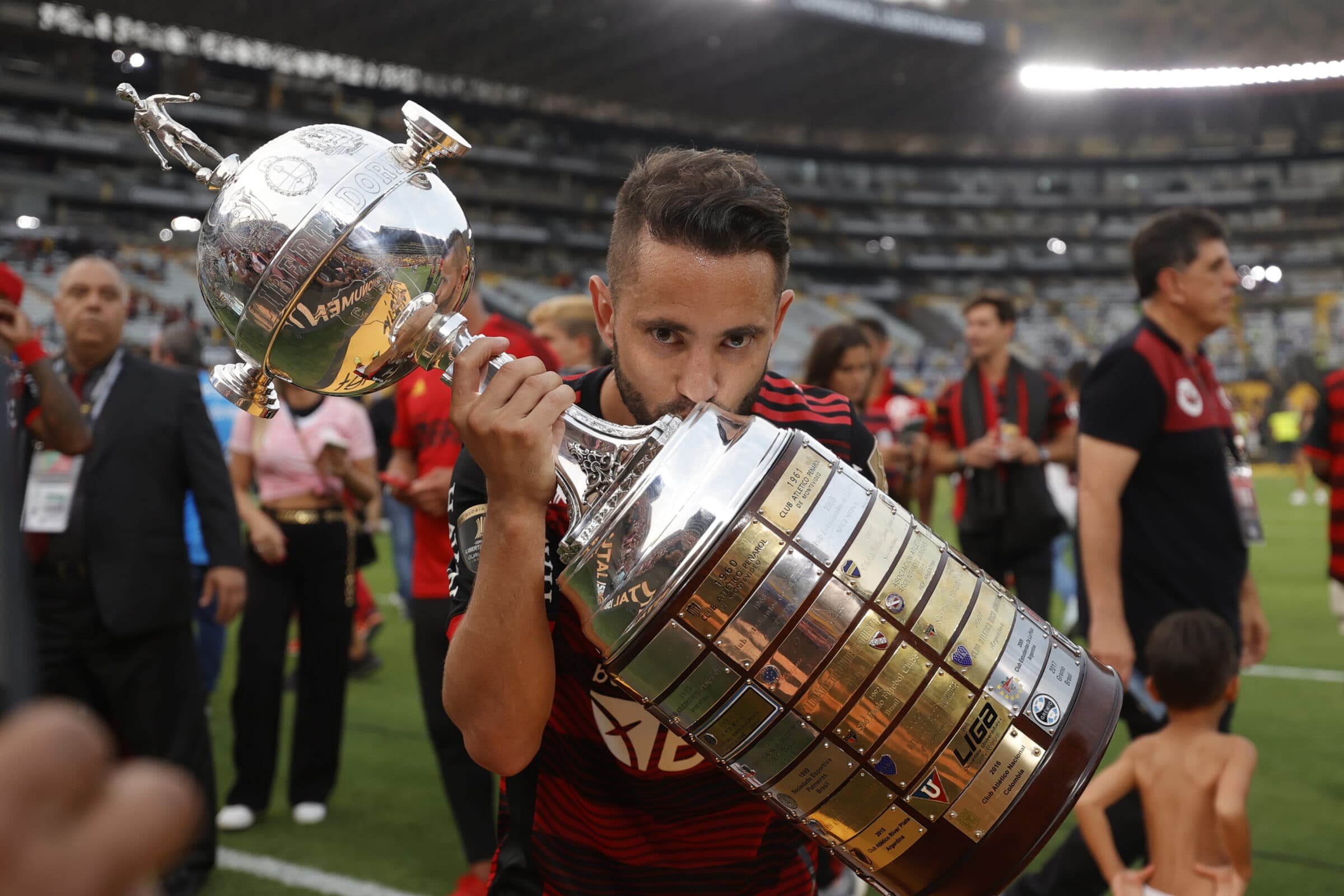 Everton Ribeiro com a taça da Libertadores; meia recebeu o interesse do Botafogo