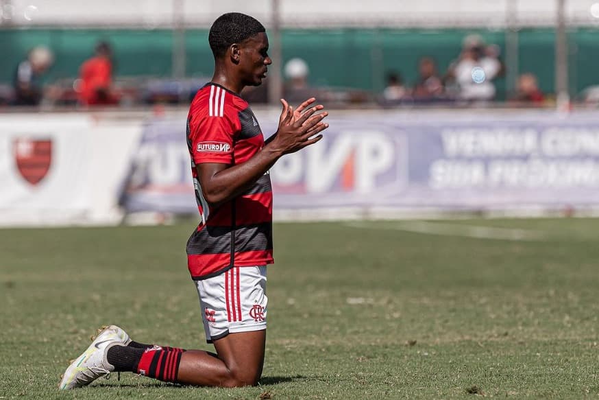 Evertton em campo pelo time sub-20 do Flamengo