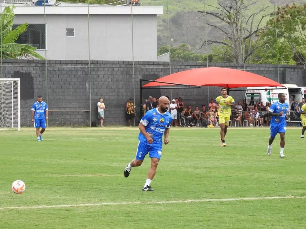 Fabinho Soldado em jogo beneficente dos Craques da Paz; dirigente do Flamengo organizou partida junto a Vagner Love e arrecadou 1,5 tonelada de alimentos