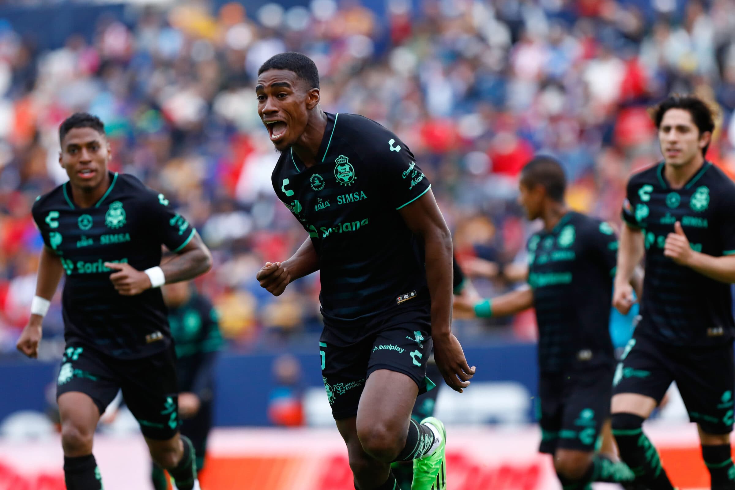 Félix Torres comemora gol pelo Santos Laguna; empresários oferecem zagueiro ao Flamengo