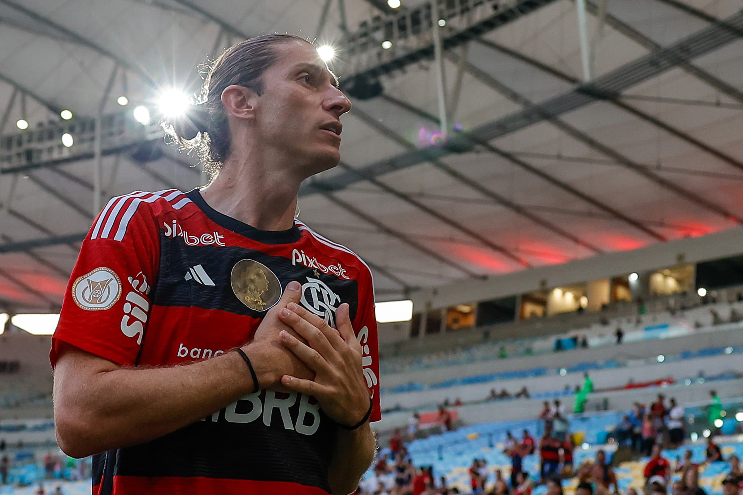 Filipe Luís agradece a torcida do flamengo