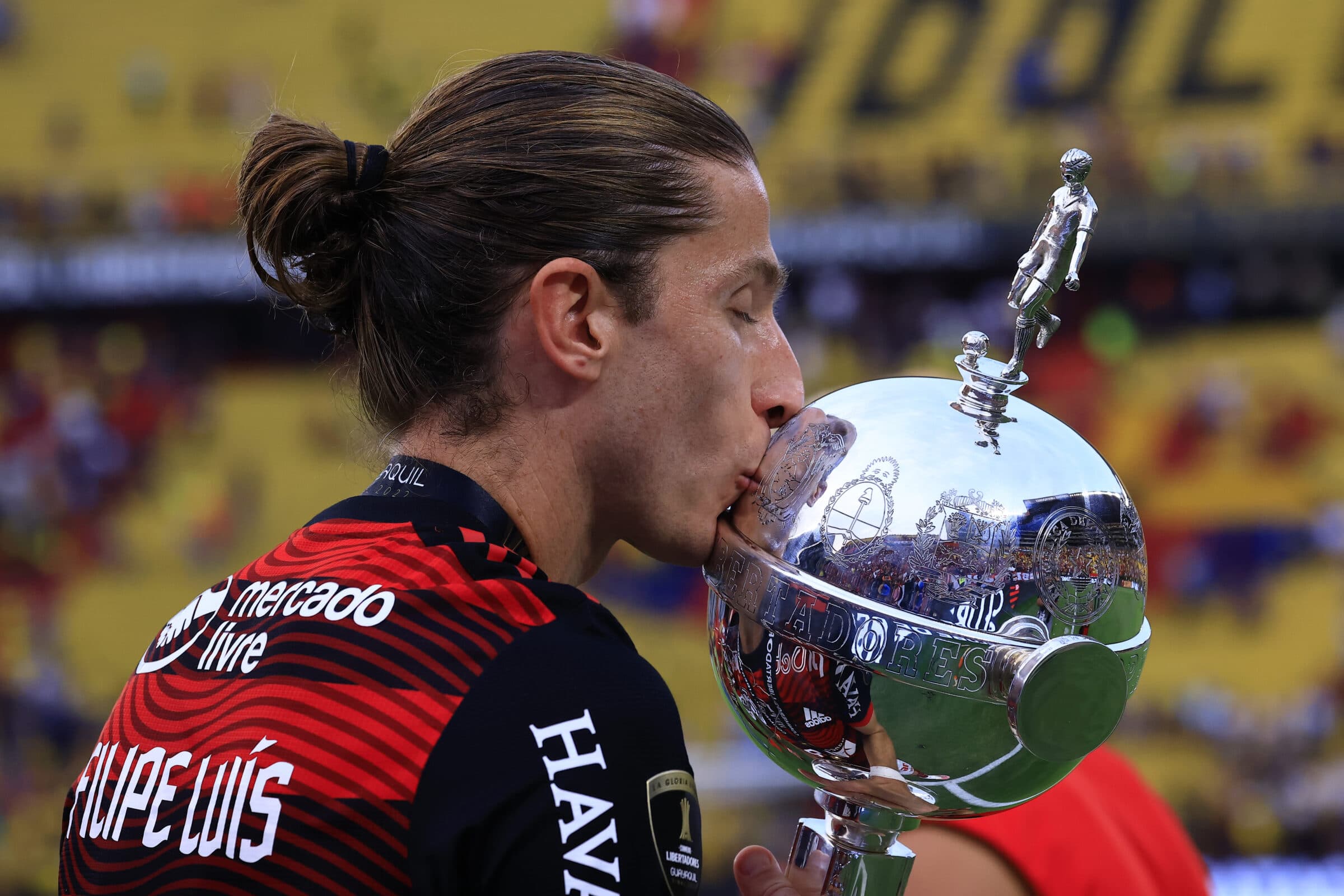 Filipe Luís com a taça da Libertadores de 2022; lateral se despede do Flamengo ao final desta temporada