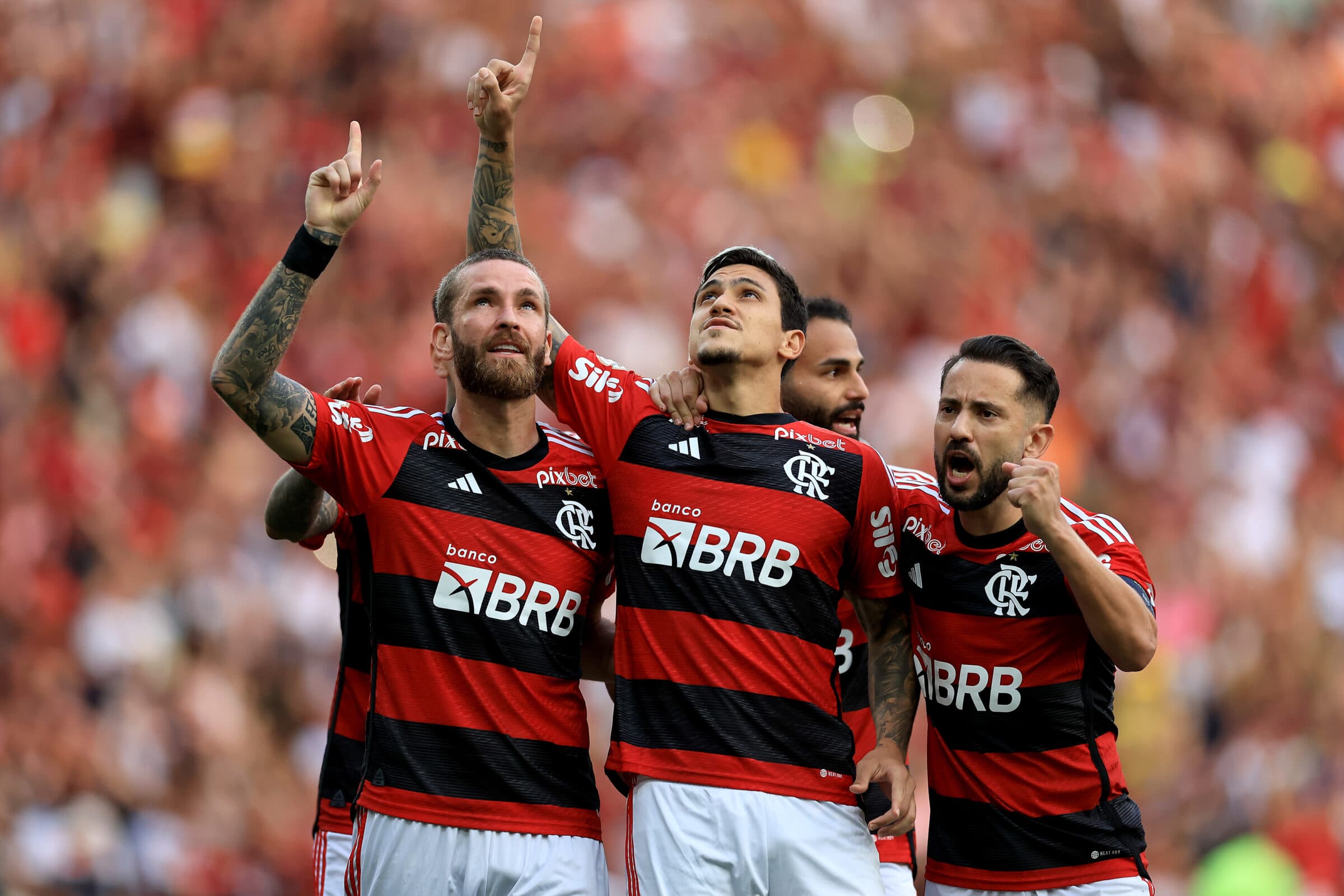Léo Pereira, Pedro e Everton Ribeiro comemora gol do Flamengo no Brasileirão; clube supera Santos e São Paulo