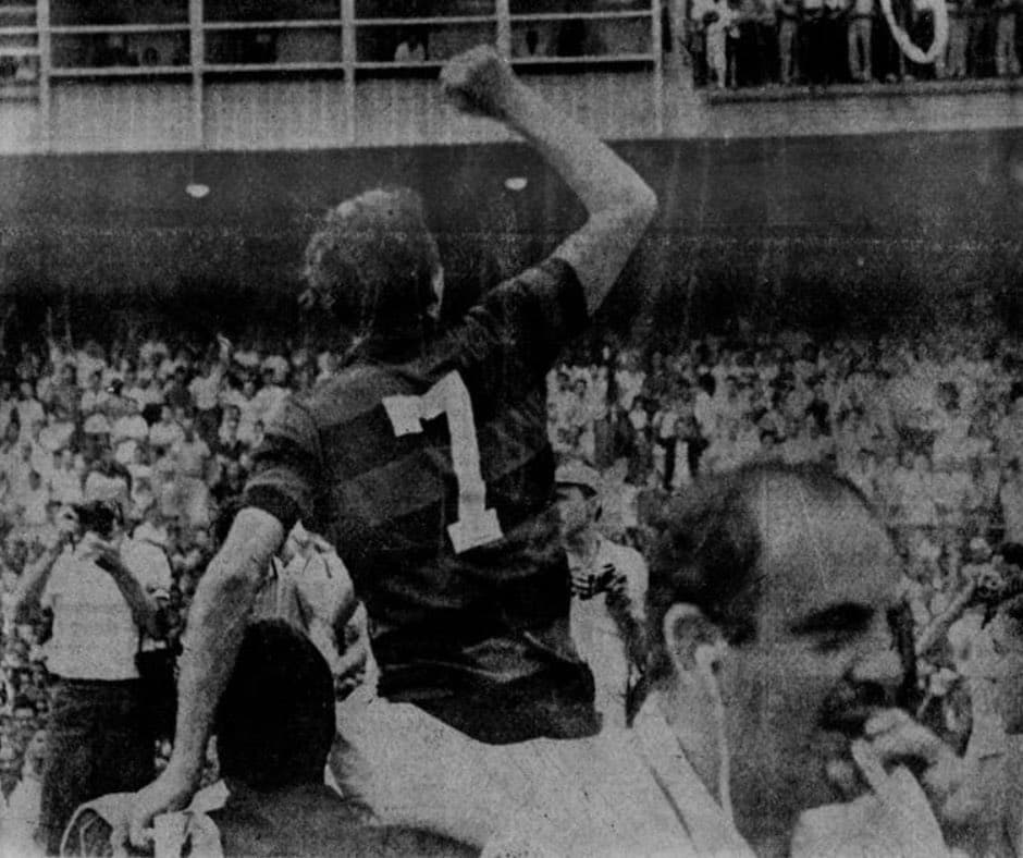 Flamengo empatou com o Fluminense e levantou a taça do Campeonato Carioca de 63 para mais de 194 mil pessoas no Maracanã