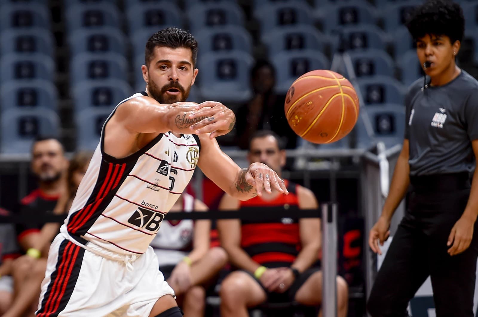 Balbi em quadra pelo Flamengo no Maracanãzinho; Orgulho da Nação venceu o Fortaleza pelo NBB