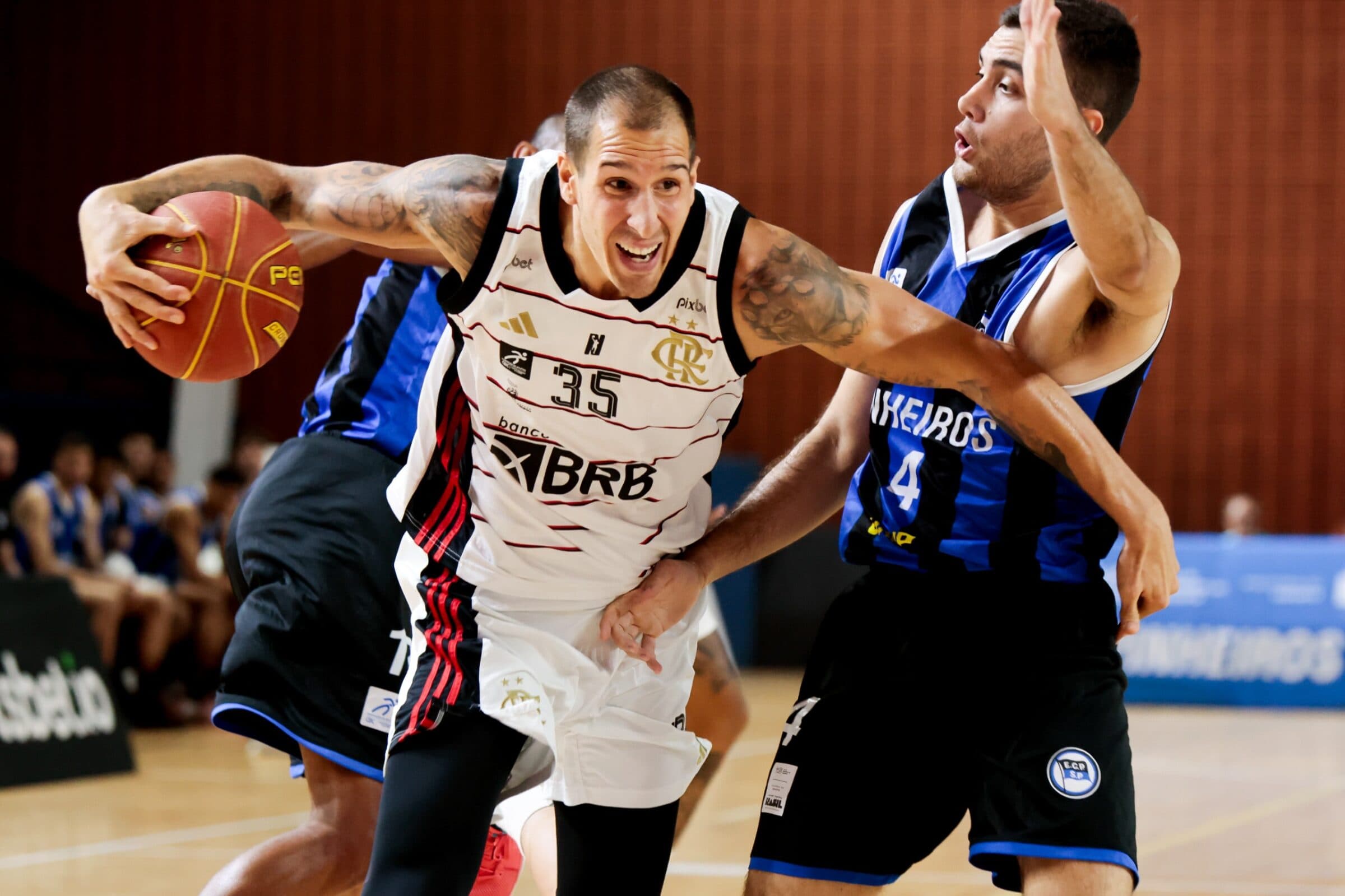 Filipovity enfrenta marcador do Pinheiros. Flamengo venceu mais uma pelo NBB