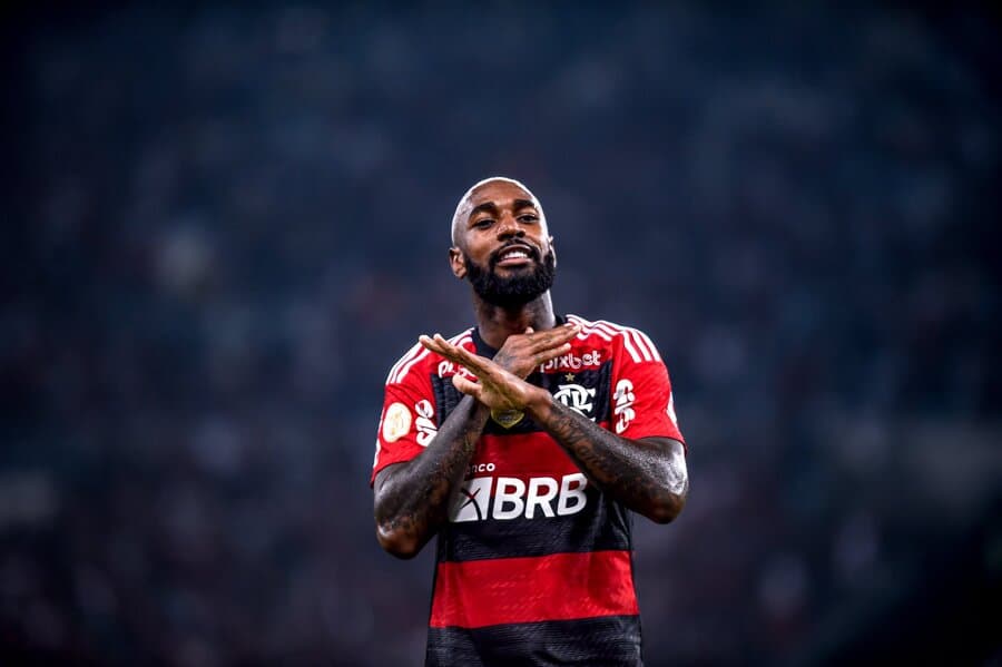 Gerson comemora um dos gols do Flamengo na vitória contra o Santos, pelo Brasileirão, na Vila Belmiro