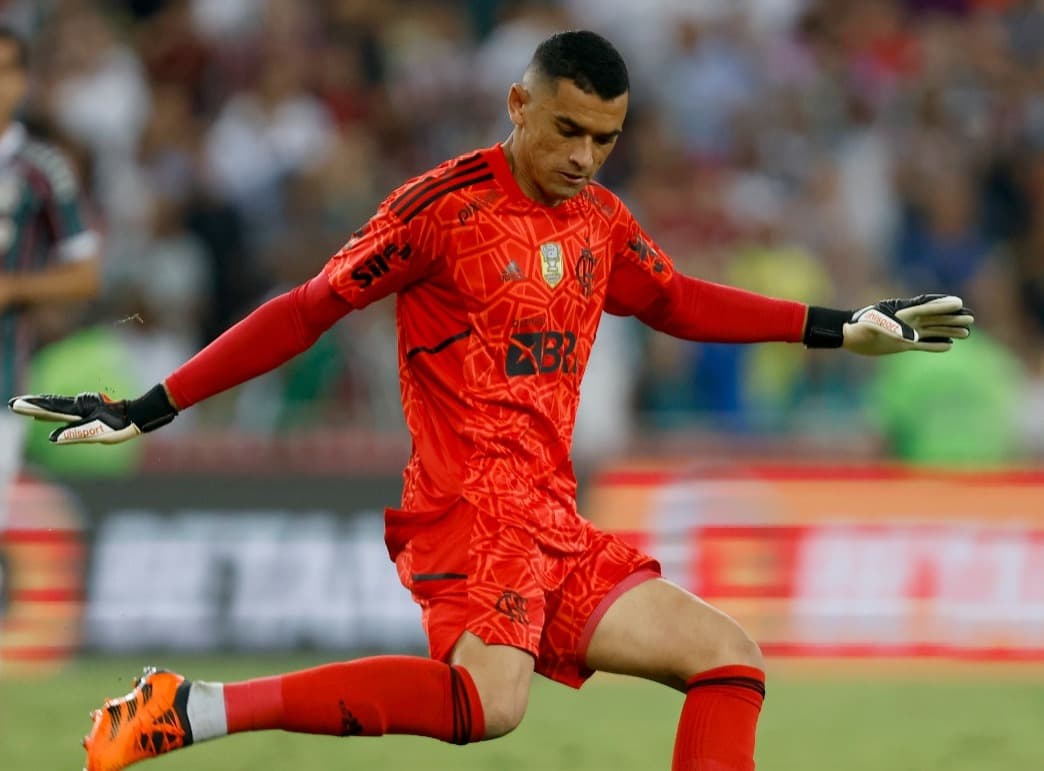 Goleiro Santos em ação pelo Flamengo