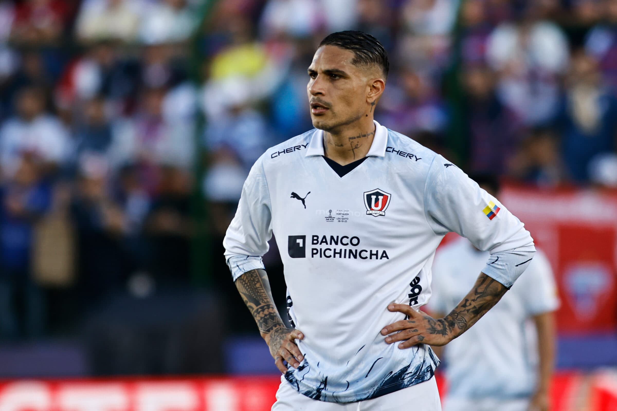 Paolo Guerrero em jogo da LDU; Ex-Flamengo recebeu sondagens de Vitória, Criciúma e Juventude para 2024