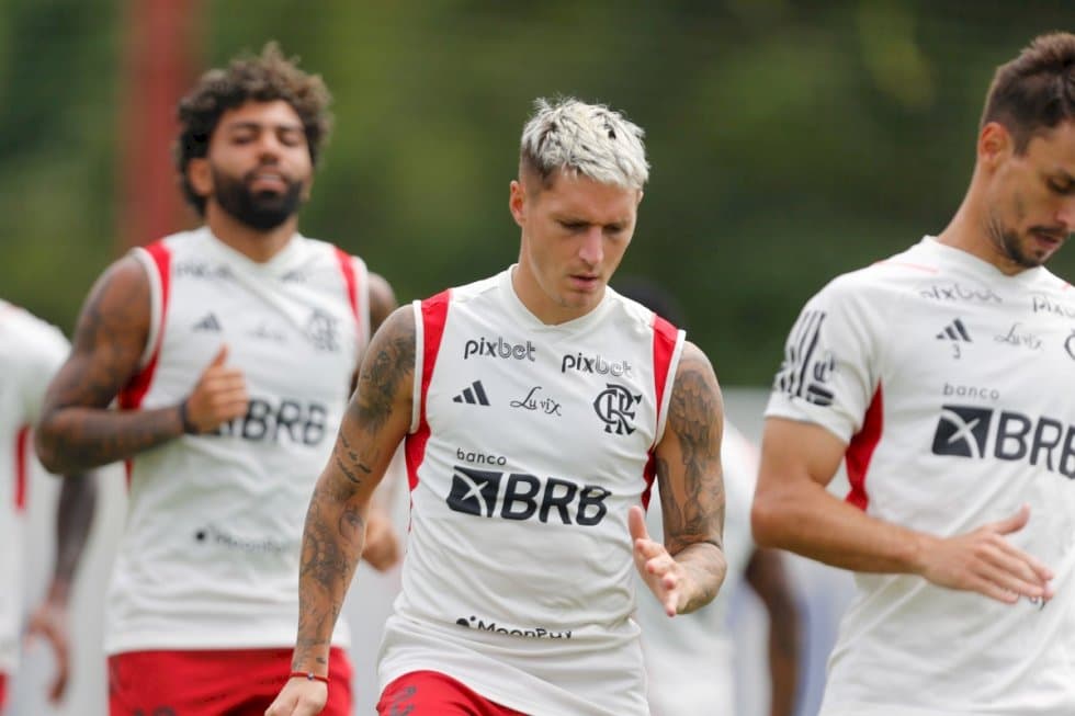 Varela desmente jornalista ao falar sobre suposta saída do Flamengo