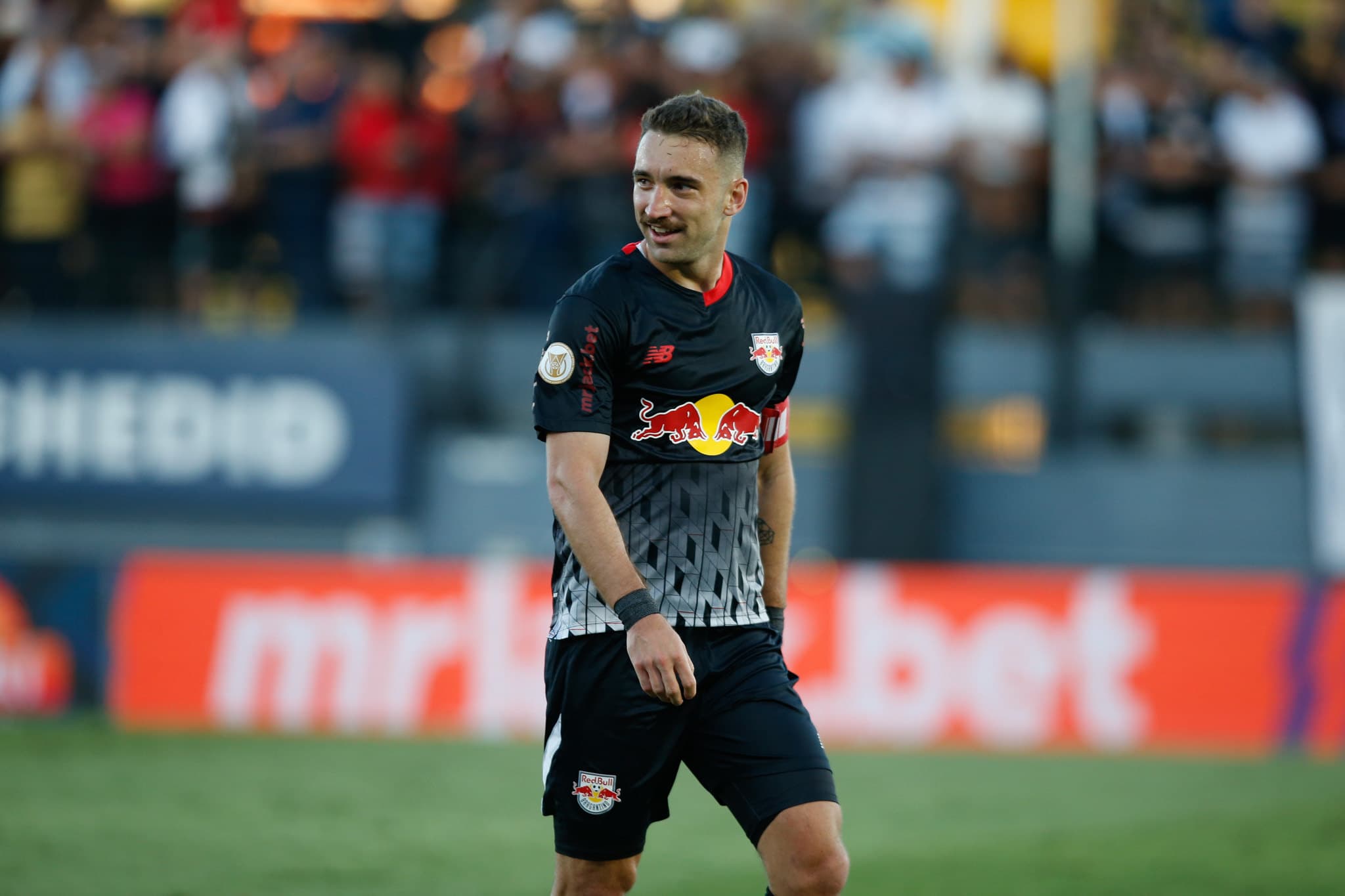 Léo Ortiz, alvo do Flamengo, em jogo do Bragantino; Marcos Braz comentou negociação com zagueiro