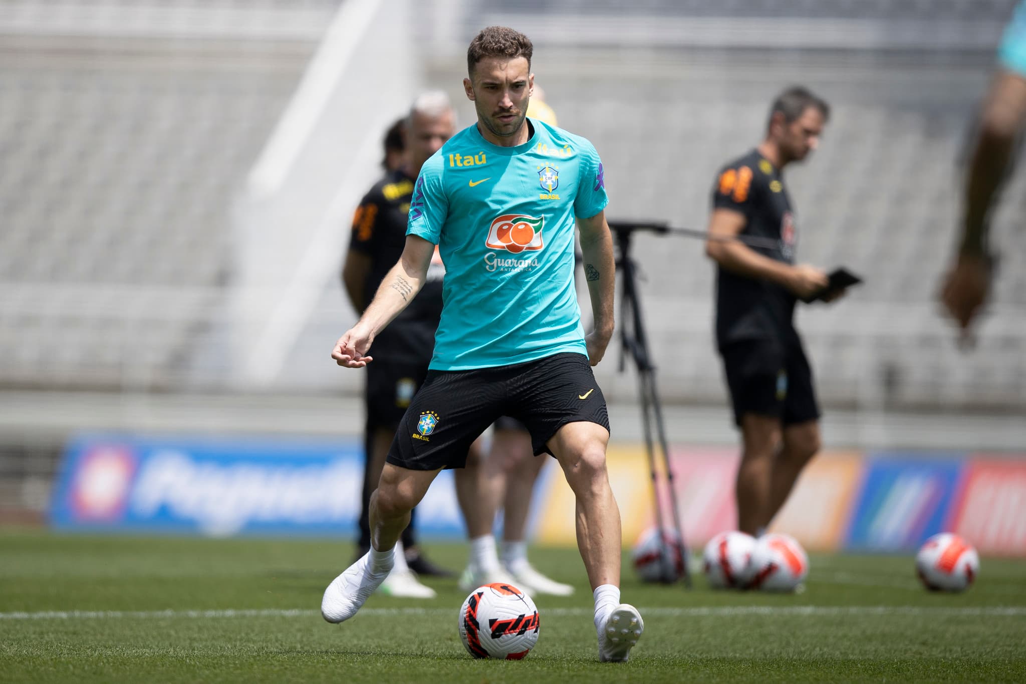 Léo Ortiz em treino da Seleção; jogador na mira do Flamengo para trabalhar com Tite e pode repetir carreira de Felipe