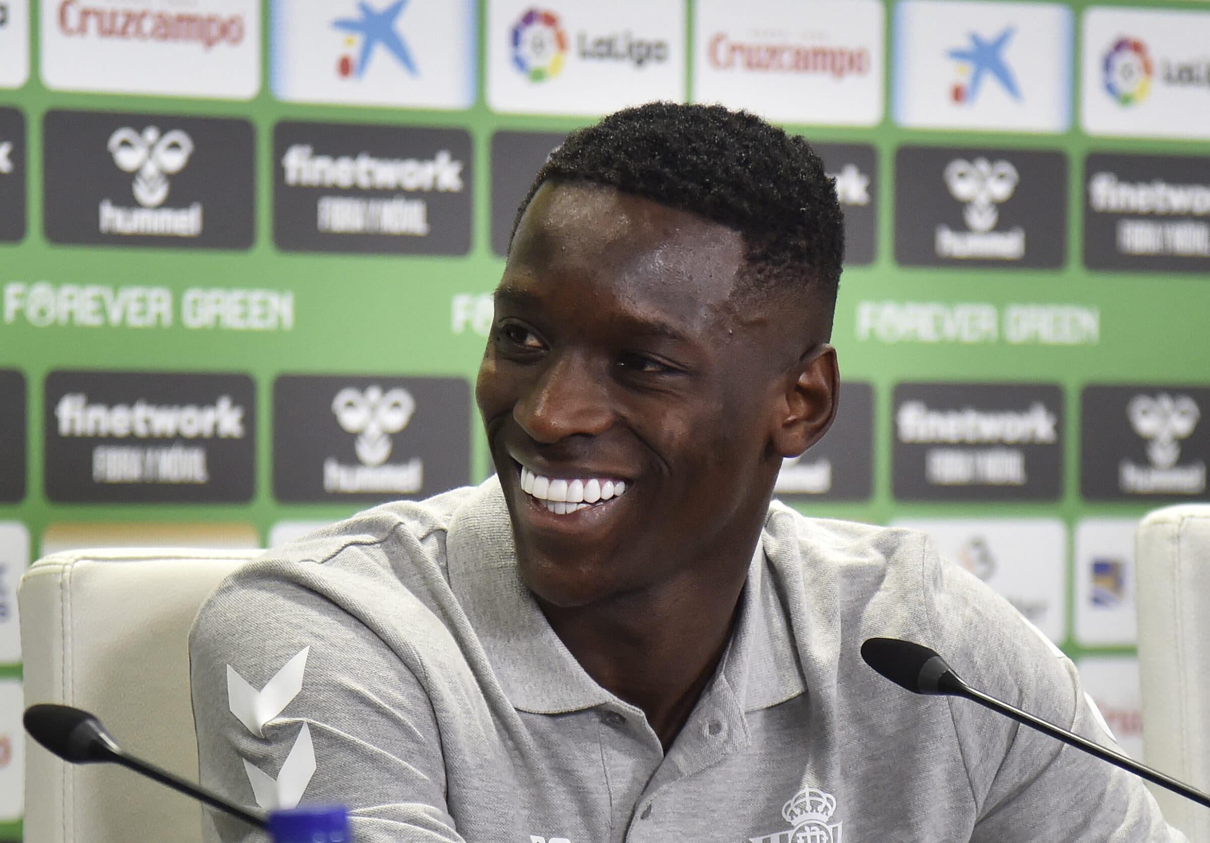 Luiz Henrique, do Betis, desconversou sobre interesse do Flamengo após jogo do Betis contra o Barcelona