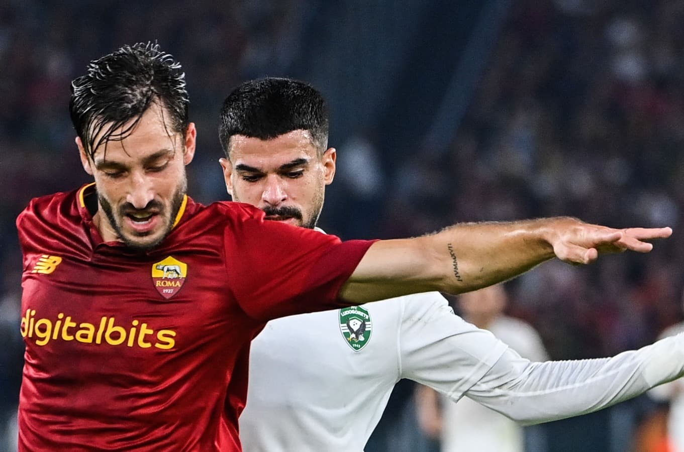 Matías Viña na marcação acirrada em jogo da Roma