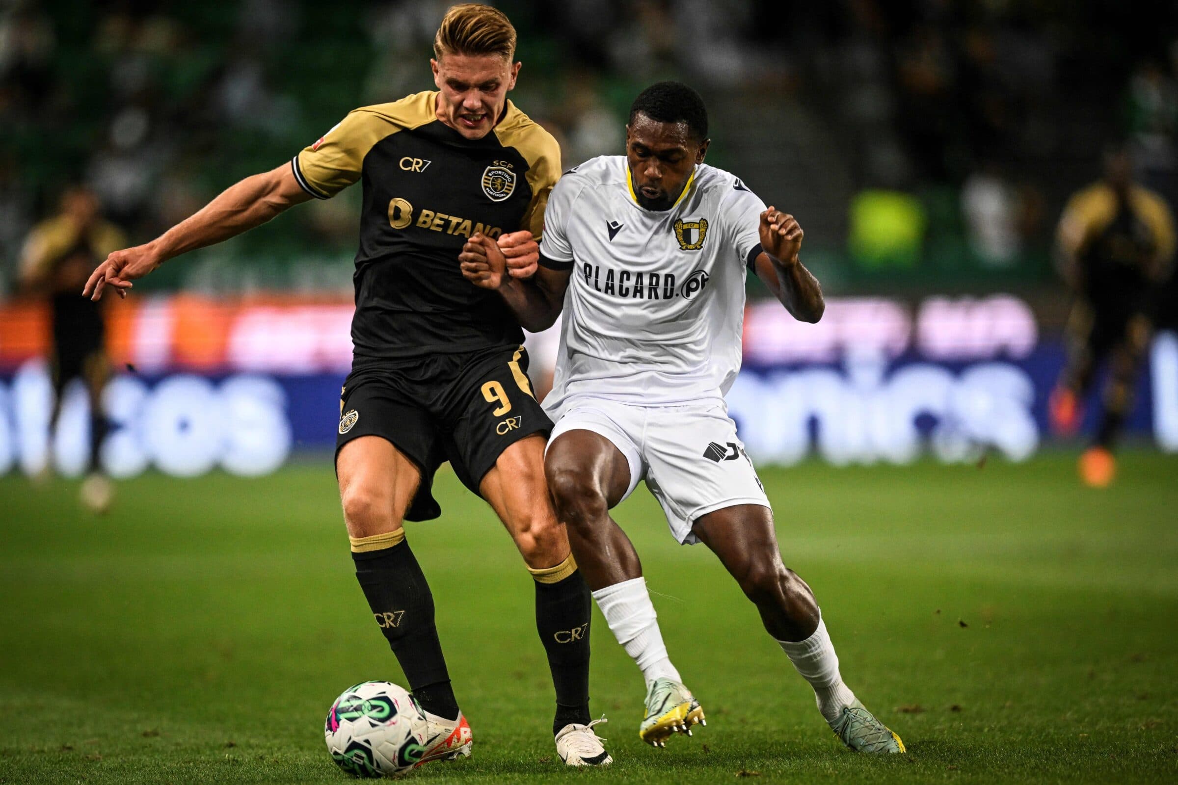 Otávio em campo pelo Famalicão; ex-zagueiro do Flamengo interessa ao Sporting