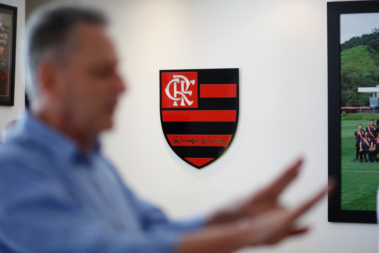 Rodolfo Landim em seu gabinete na Gávea com o escudo do clube ao fundo. Presidente sonha com SAF no clube.