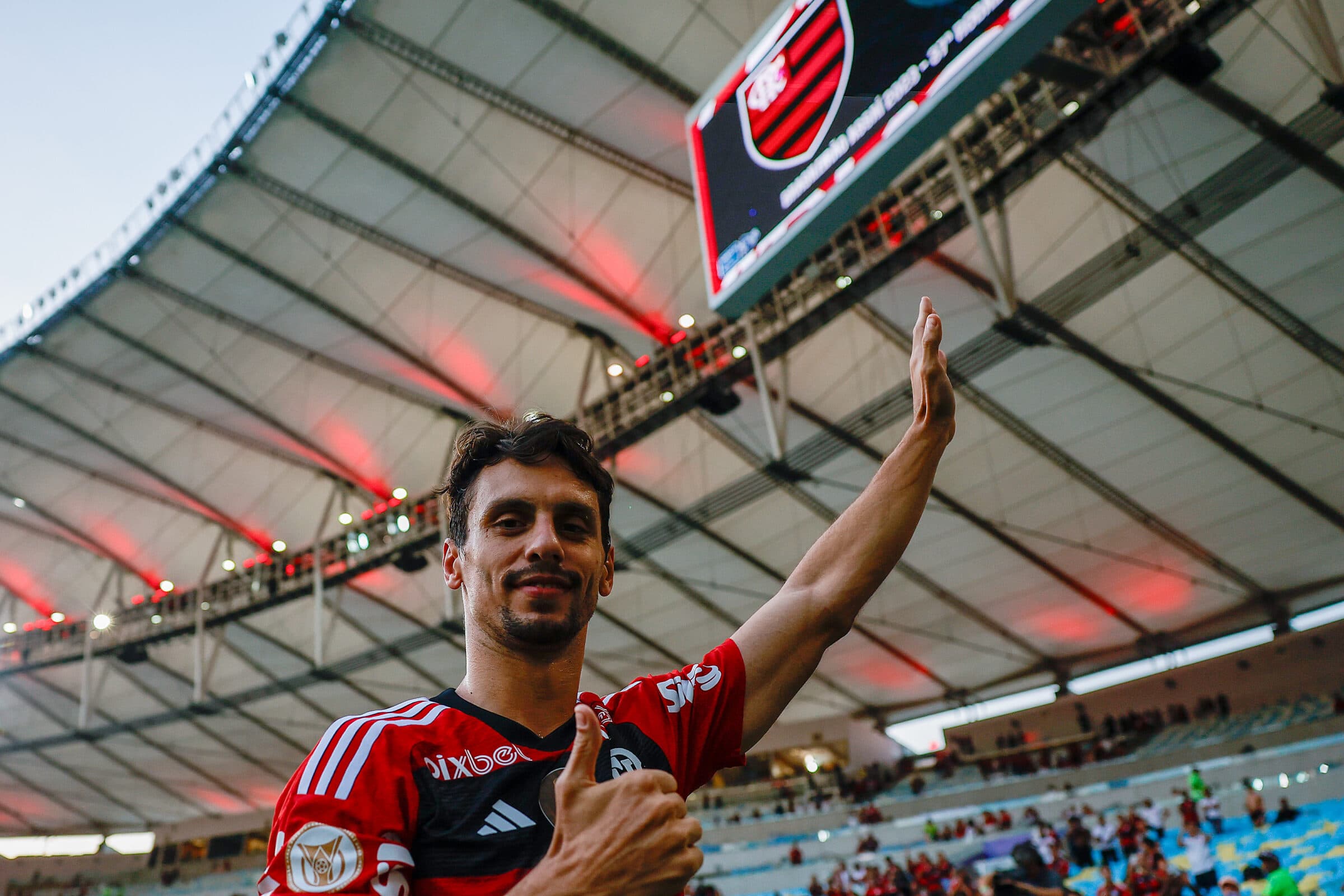 Rodrigo Caio cumprimenta torcedores após Flamengo x Cuiabá