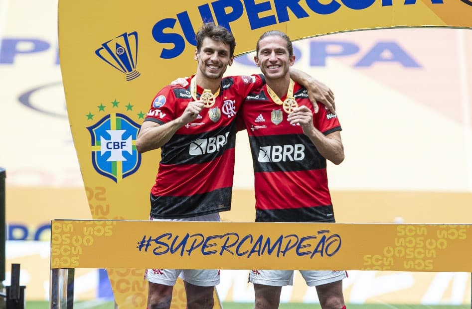 Rodrigo Caio e Filipe Luís após o título da Supercopa do Brasil 2021; relembre a trajetória dos dois craques no Flamengo
