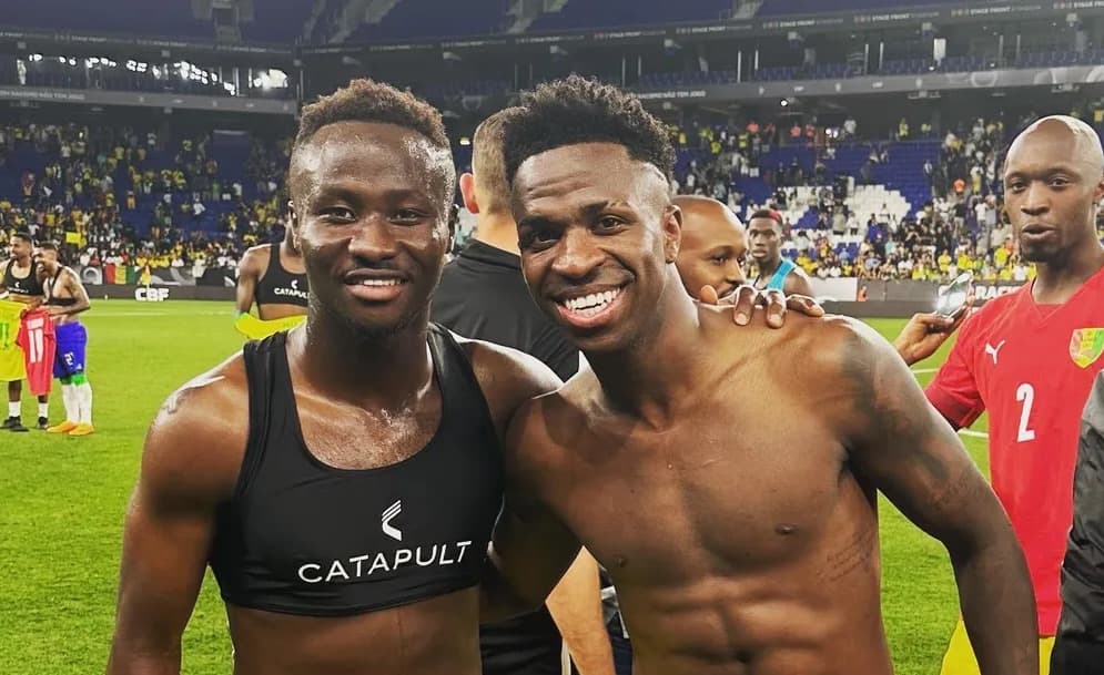 Sylla e Vinícius Júnior posam para foto após amistoso entre as duas seleções
