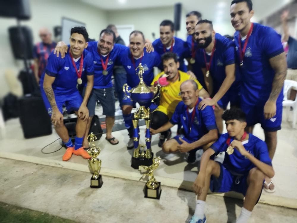 Thiago Maia com a taça do torneio "Amigos do Clerânio"; volante do Flamengo disputou competição em sua cidade natal