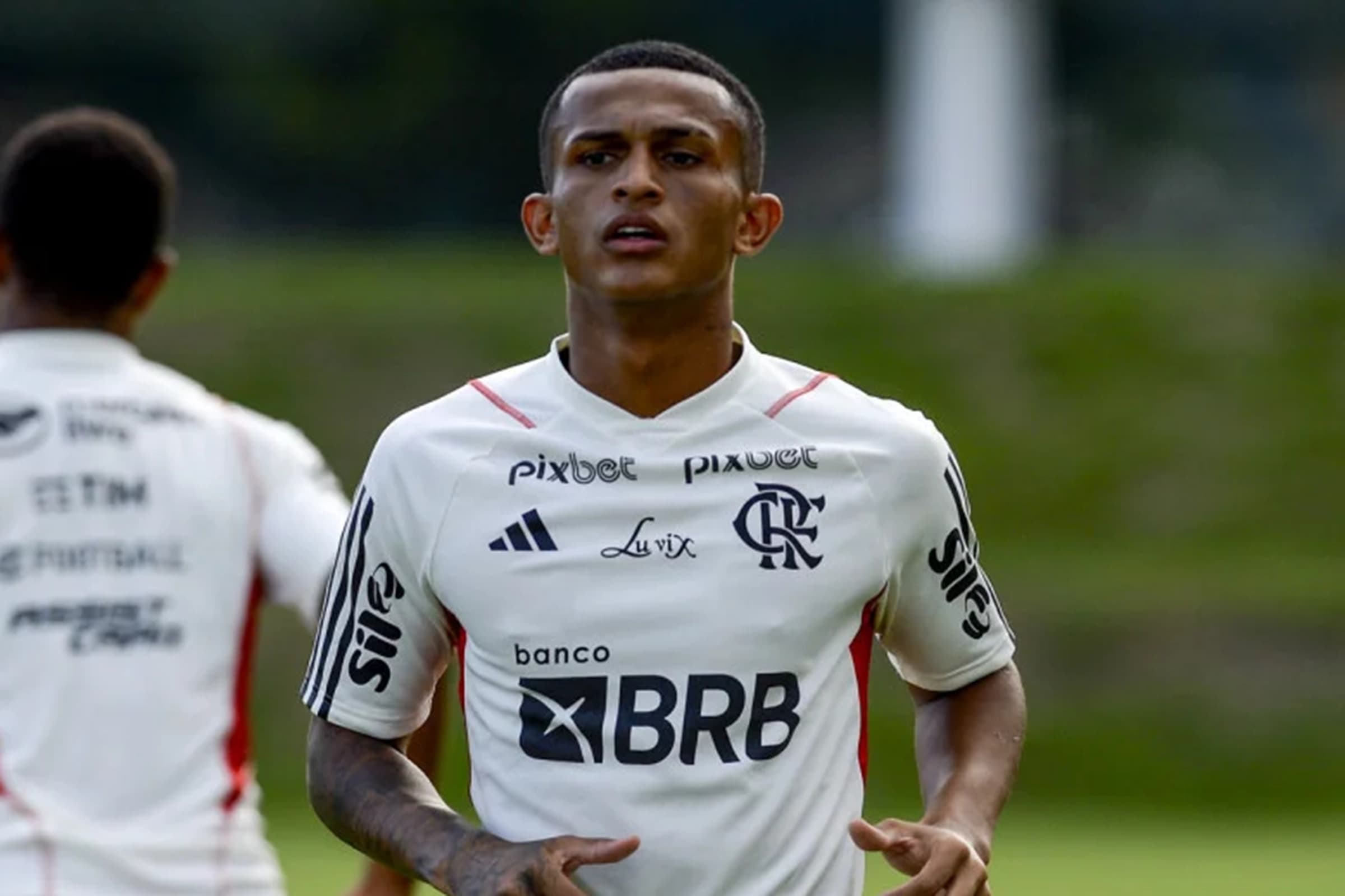 Wesley pelo Flamengo. Jogador pode ir para Europa no meio do ano, com proposta. Lucyan renovou contrato
