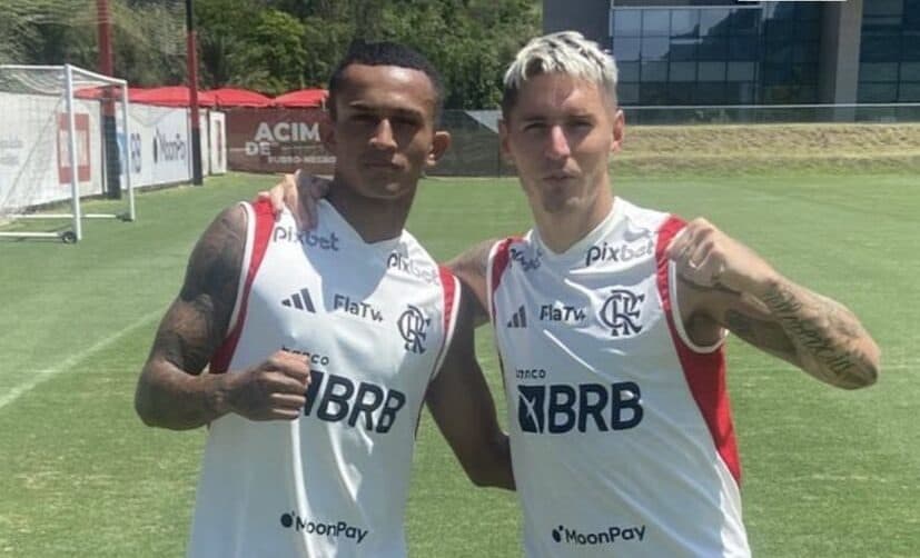 Wesley e Varela em treino do Flamengo; clube não pretende ir ao mercado em busca de um novo lateral para 2024