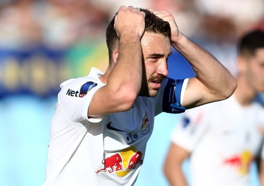 Léo Ortiz leva mão à cabeça durante jogo pelo Red Bull Bragantino; zagueiro pode reforçar Flamengo