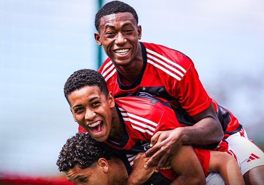 Garotos do Ninho comemoram vitória do Flamengo sobre Colo-Colo na Adidas Cup