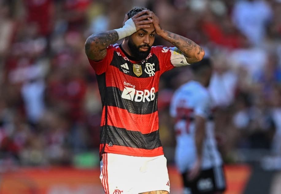 Gabigol leva mãos à cabeça e lamenta chance perdida pelo Flamengo