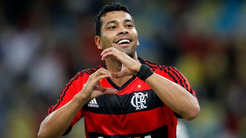 André Santos comemora gol pelo Flamengo em 2013. Escalação do lateral contra o Cruzeiro, que custou perda de pontos ao Flamengo, completa dez anos nesta quinta