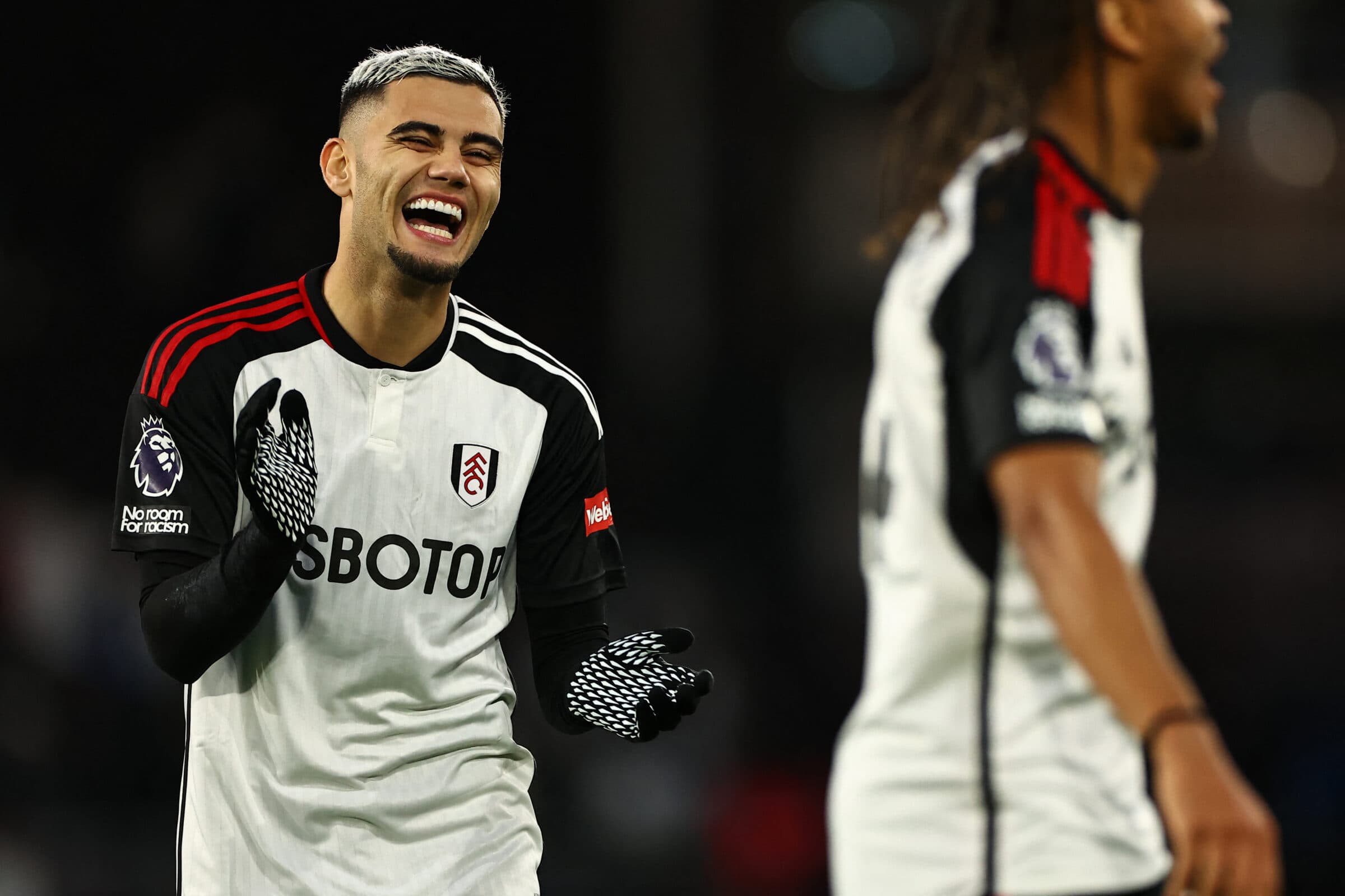 Andreas Pereira comemora vitória na Premier League; Fulham bateu o West Ham, de Paquetá