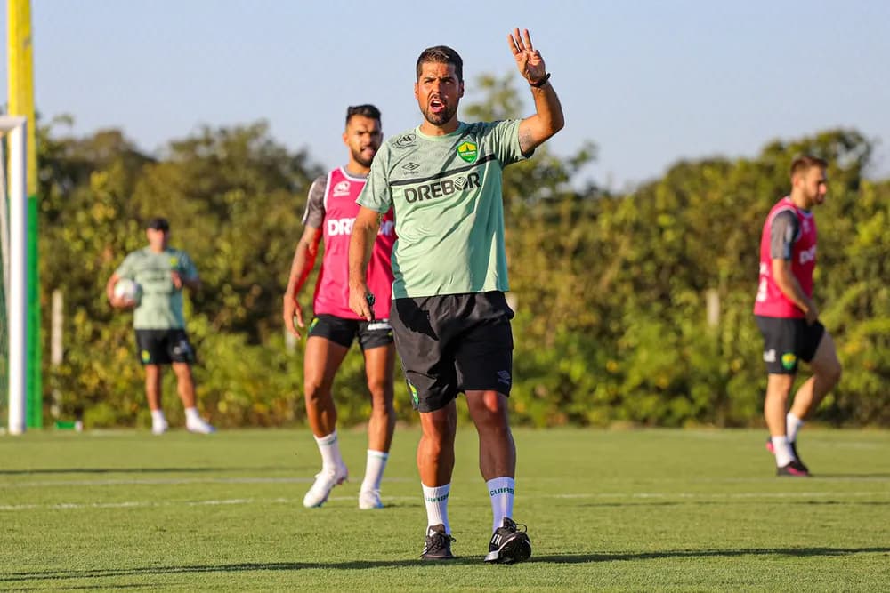 António Oliveira, treinador do Cuiabá, próximo adversário do Flamengo