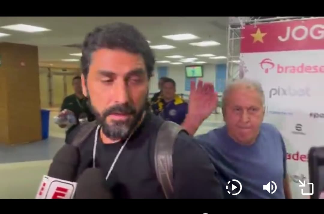 Enquanto Athirson falava sobre De La Cruz na chegada do Jogo das Estrelas, Zico aparece e causa euforia na Zona Mista