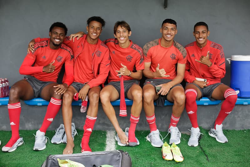 Foto de jogadores da base do Flamengo para ilustrar recorde de títulos alcançados em 2023