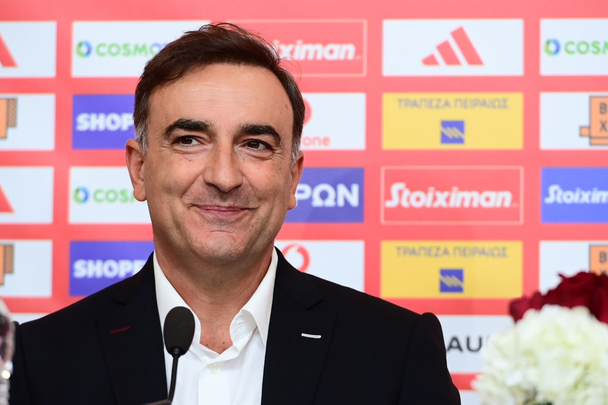 Carvalhal, ex-alvo do Flamengo, na apresentação no Olympiacos, time do Rodinei