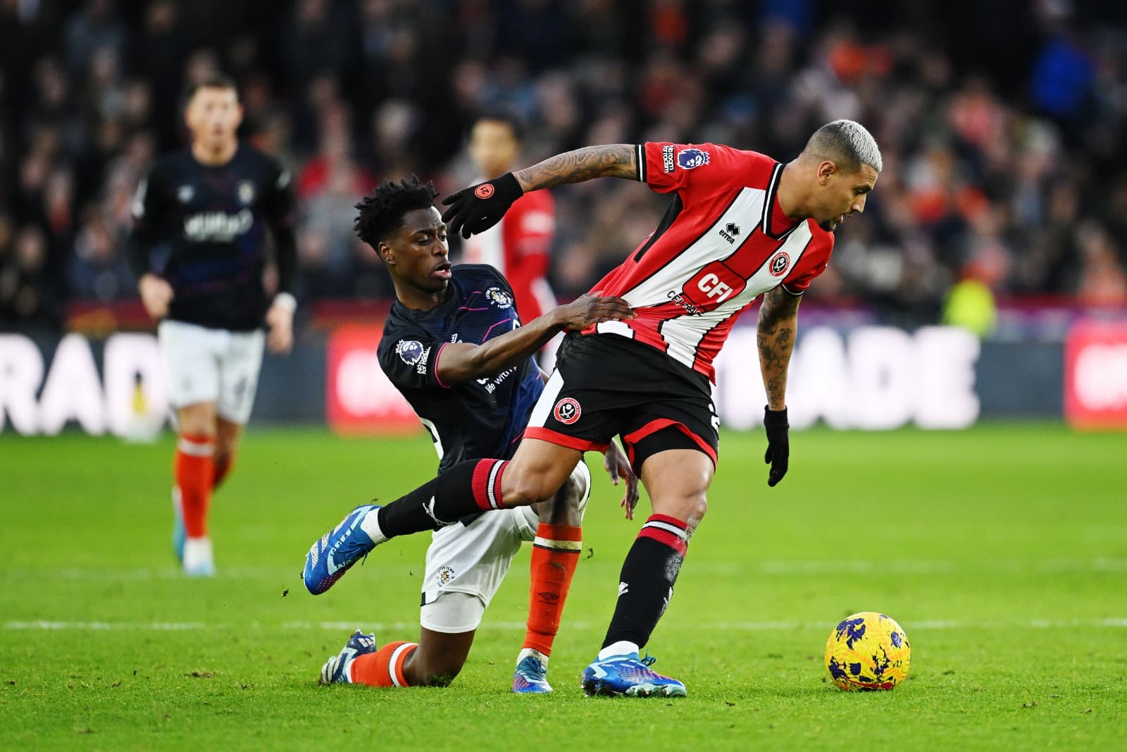 Albert Sambi Lokonga, do Luton Town, desafia a bola com Vinicius Souza, ex-Flamengo e atualmente no Sheffield United, durante a partida da Premier League entre Sheffield United e Luton Town