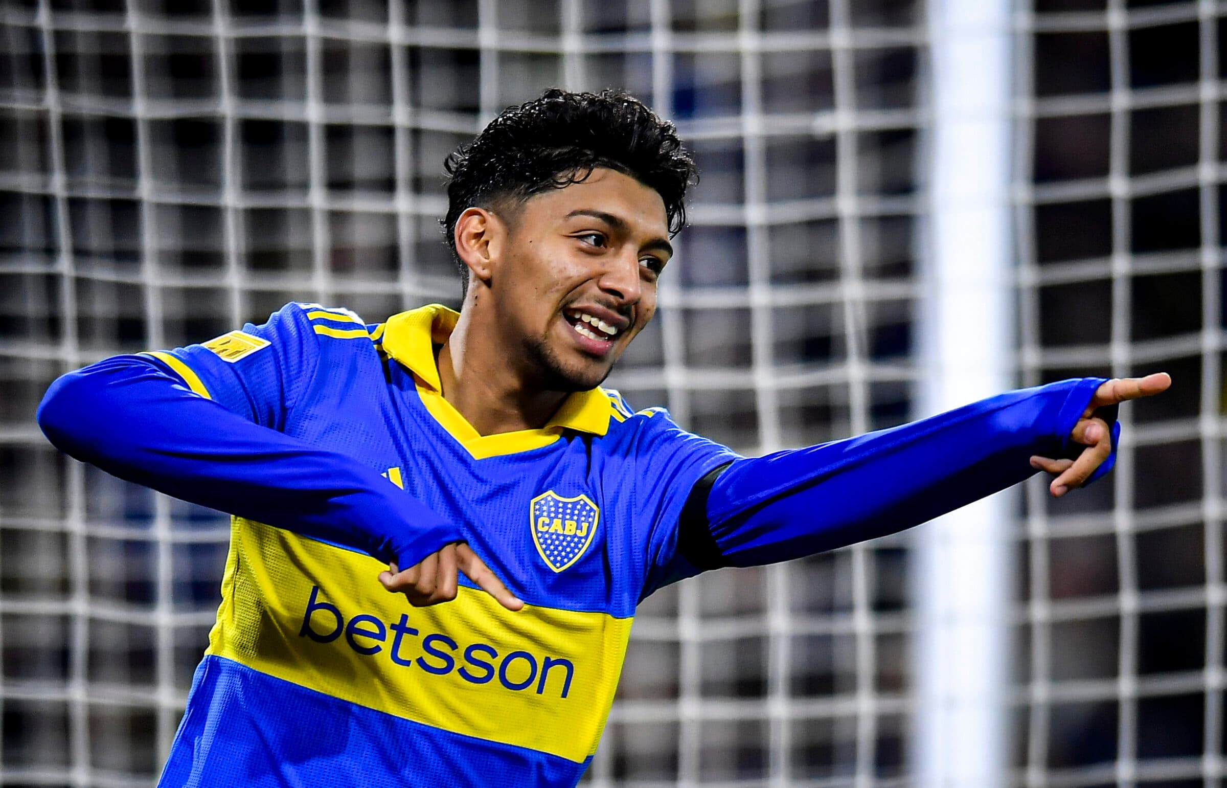 Cristian Medina comemora gol com a camisa do Boca Juniors