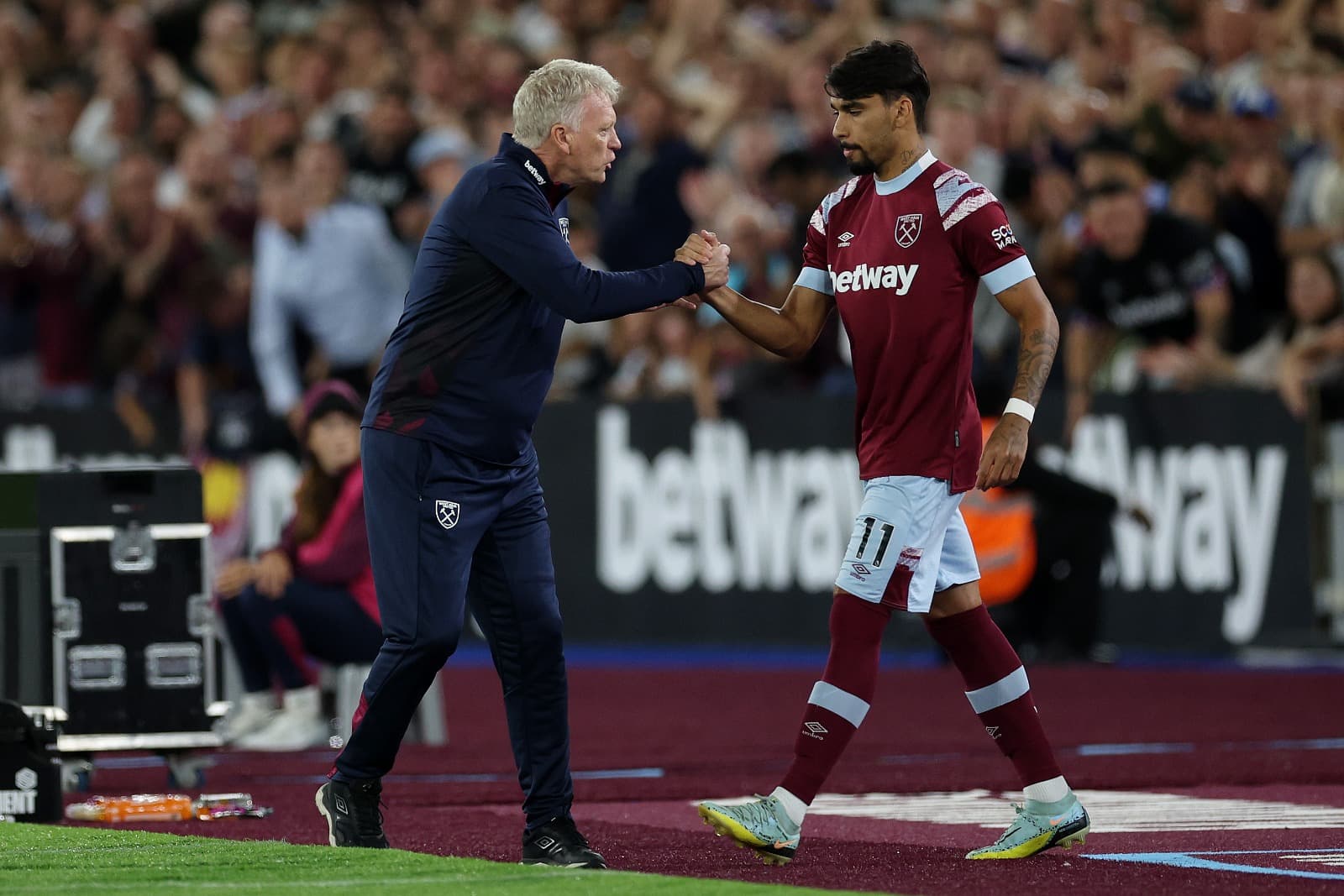 David Moyes, técnico do West Ham United, aperta a mão de Lucas Paquetá, ex-jogador do Flamengo atualmente no West Ham United, quando eles são contratados como reserva durante a partida da Premier League entre West Ham United e Tottenham Hotspur