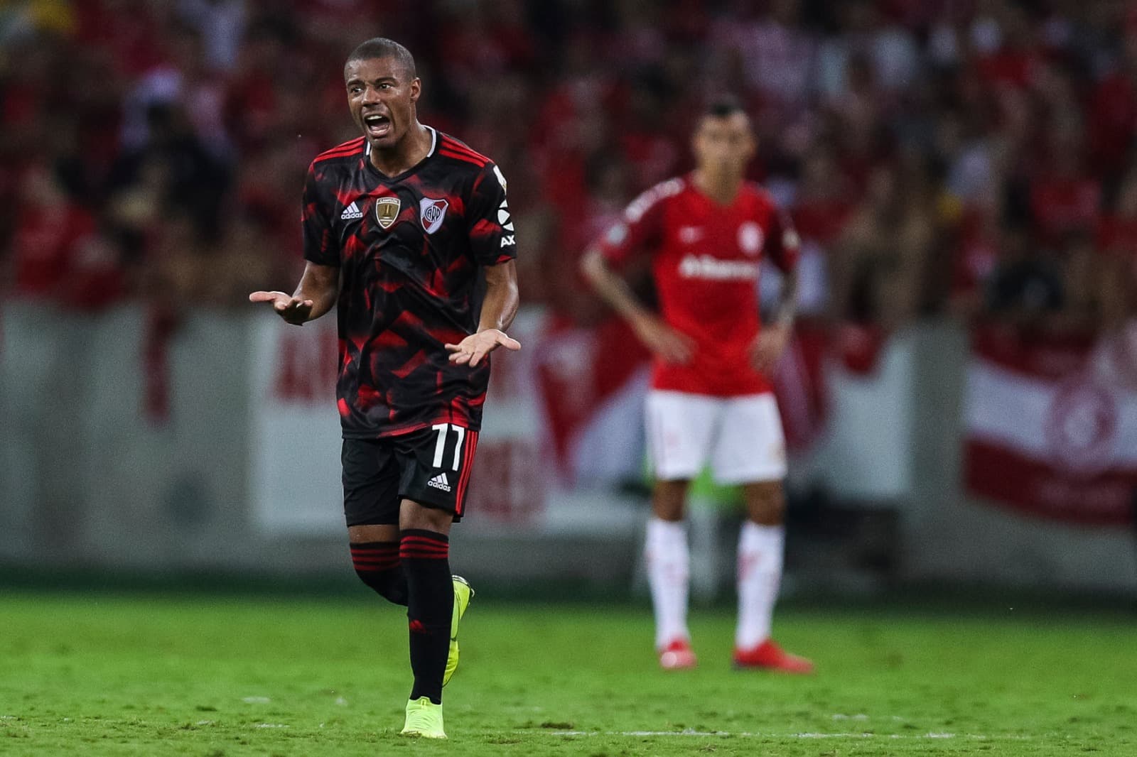 Diego Nicolas De La Cruz Arcosa, ex- River Plate e atual jogador do Flamengo, comemora após marcar o segundo gol de seu time durante a partida entre Internacional e River Plate, pela Copa CONMEBOL Libertadores 2019